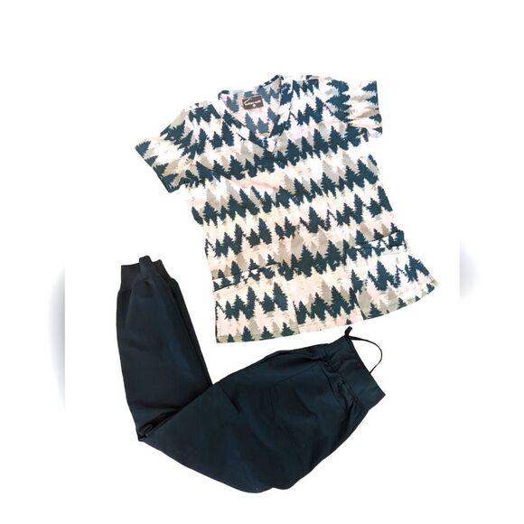 🛍️PINE TREE  FOREST INSPIRED SCRUB TOP SIZE SMALL WITH GREEN PANTS - Picture 1 of 2